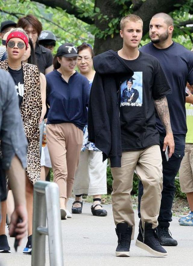 画像: ジャスティンの背後に写っているのがマイキー。8月に熱愛のウワサがあったモデルのソフィア・リッチーを連れて来日した際にも2人を護衛していた。