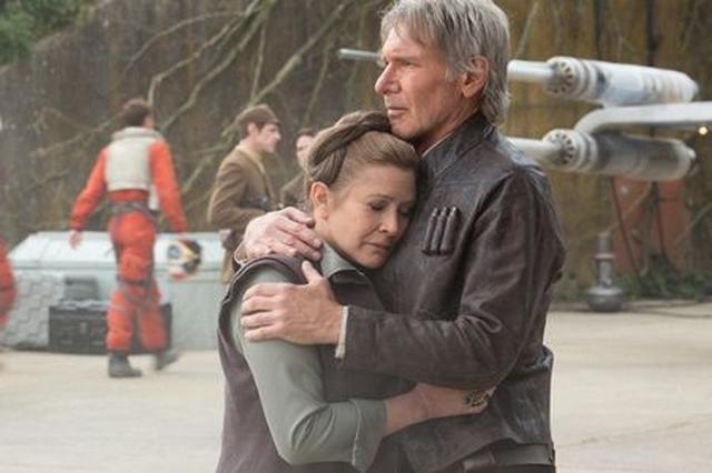 画像: 映画『スター・ウォーズ/フォースの覚醒』でのキャリーとハリソン。