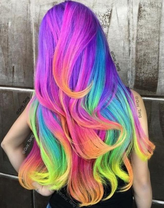 画像1: ヘアカラーの最先端はコレ!暗闇で光るネオンヘアカラーがトレンド