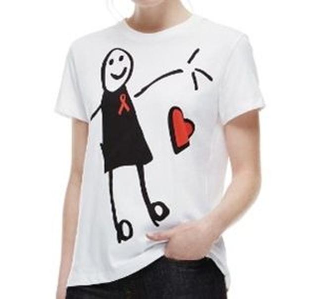画像1: ヴィクトリア・ベッカム娘ハーパーちゃんがエイズ撲滅チャリティTシャツをデザイン