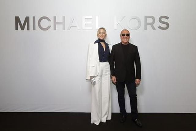画像: ケイトとマイケルが笑顔で2ショット。