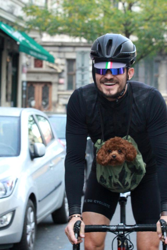 画像1: オーランド・ブルーム、愛犬と一緒に自転車に乗る姿がカンガルーのよう