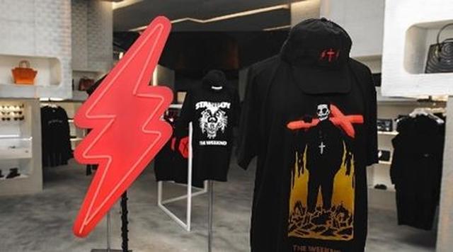 画像: ウィークエンド本人描かれているようなポップなTシャツも登場。