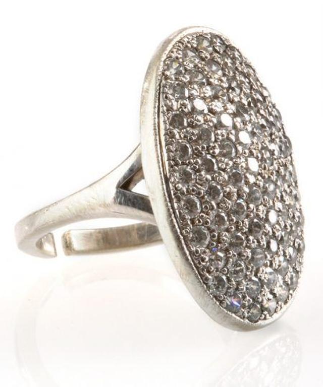 画像1: ベラがエドワードに贈られた婚約指輪 約190万4,000円