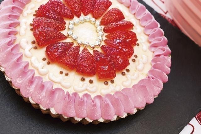 画像: サンタルト。切り分けて、ひとり分に取分けると、苺の部分がサンタクロースの帽子となる仕掛け。