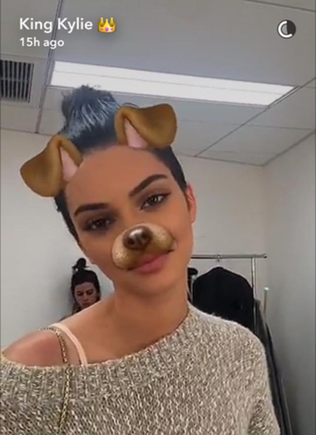 画像: カイリーが公開したスナップチャットの動画には呆れ顔で笑うケンダルの姿が。