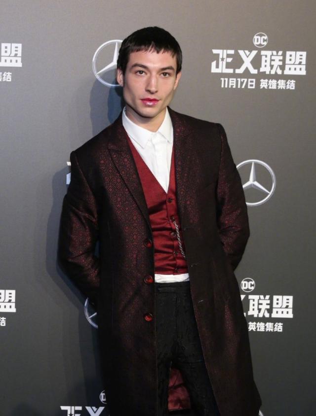 画像1: 『ジャスティス・リーグ』俳優、プレミアにリアーナのコスメのリップを塗って登場