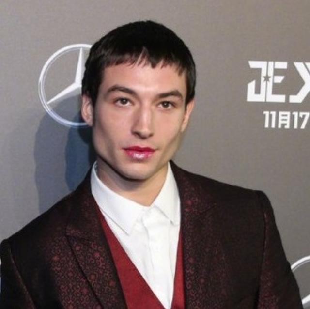画像2: 『ジャスティス・リーグ』俳優、プレミアにリアーナのコスメのリップを塗って登場