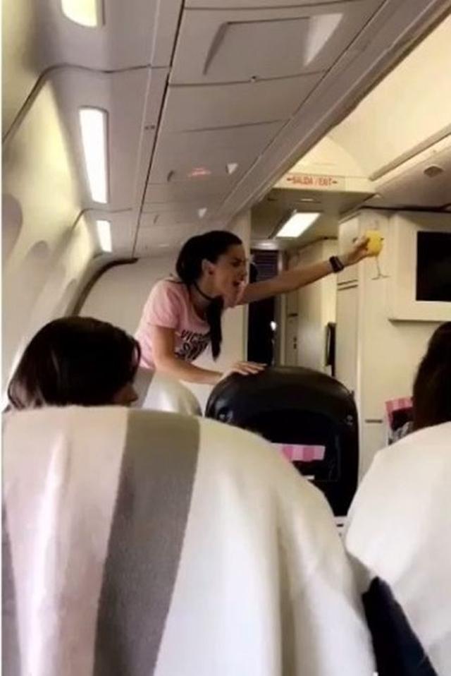 画像: 機内での乾杯の音頭はベテランモデルであるアドリアナが担当。 @Adriana Lima