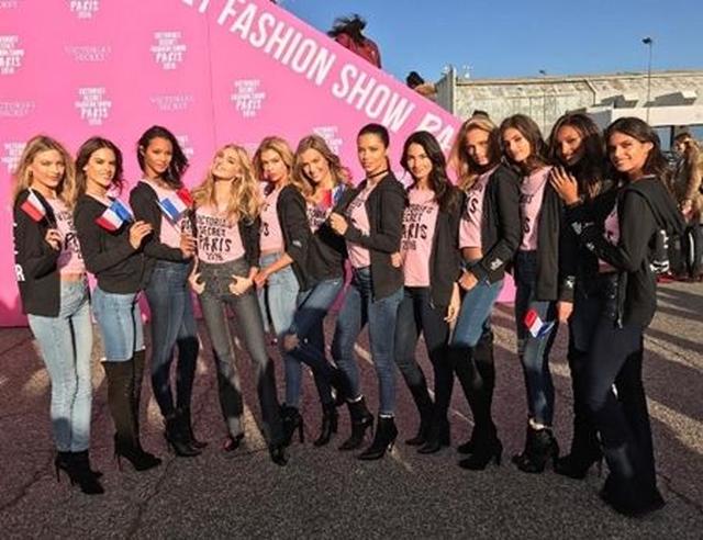 画像: 次の撮影はヴィクシー仕様のピンクのタラップをバックに、エンジェル12人だけで。
