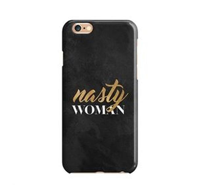 画像: 「Nasty Woman」のスタイリッシュなスマホケースも登場。