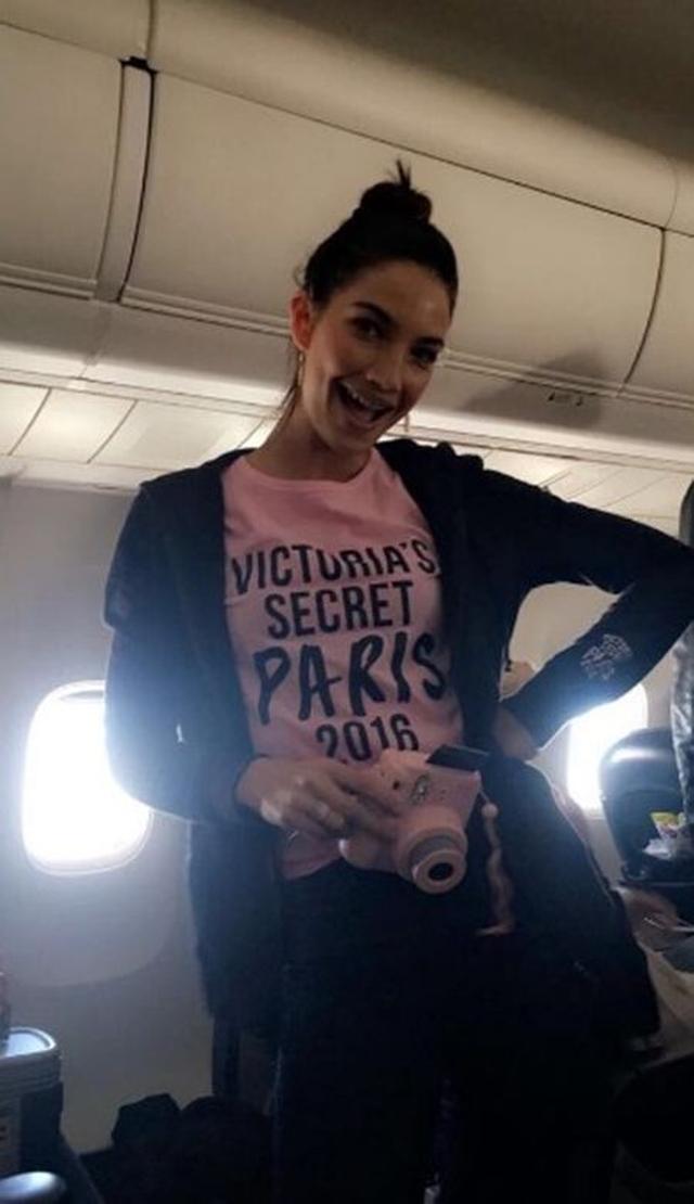 画像: リリーを筆頭にさっそく機内で記念撮影大会がはじまっていた。 @Lily Aldridge