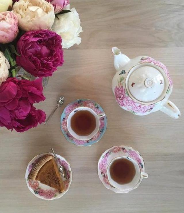 画像: 食後は自分がプロデュースしたRoyal Albertのティーセットでお茶をしながらパイを堪能してホッとひと息。