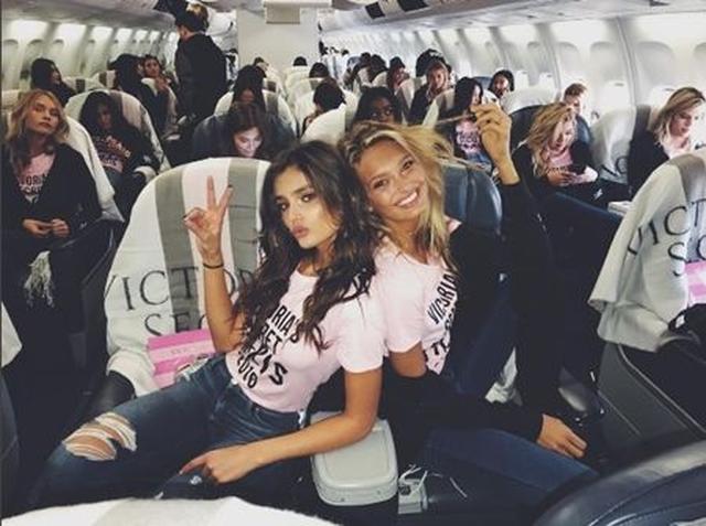 画像: テイラー・ヒルとロミー・ストリドは、隣同士の席に。機内でもメイクはバッチリ。 @Taylor Hill
