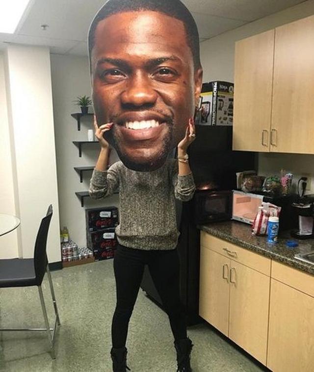 画像: 人気コメディアンのケヴィン・ハートが女性に自分のデカ顔を持たせて。 ©Kevin Hart