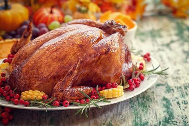 画像: 定番メニューは、何といってもターキー(七面鳥の丸焼き)! ごちそうをみんなで分け合って食べることで、感謝を共有するという意味も。