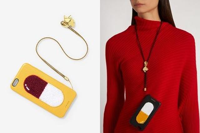 画像: ケースに装着できるジップ型のチェーンは、開けると首から下げられる。別売りのイニシャルチャームでカスタムしても可愛い!