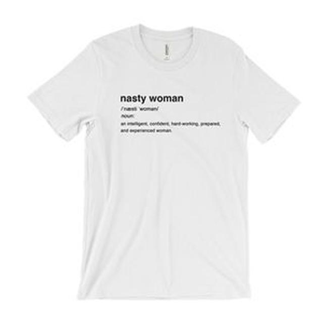 画像: 「知的で、自信があり、よく働き…」とNasty Womanの定義が書かれたTシャツ。