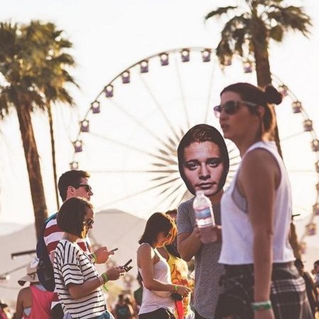 画像: 人気DJのカイゴは音楽フェスで自身のデカ顔で変装。 ©Kygo