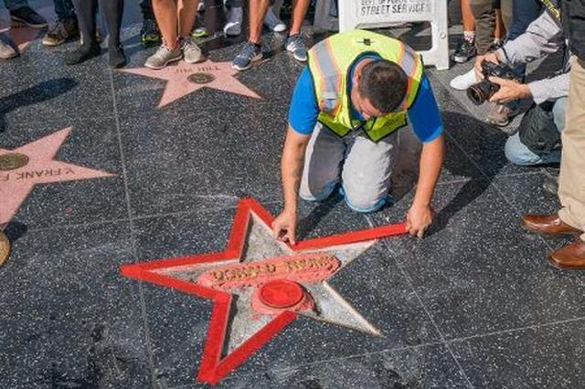 画像: その後、トランプ氏のプレートはウォーク・オブ・フェイムの管理団体によってすみやかに修復作業が行われた。