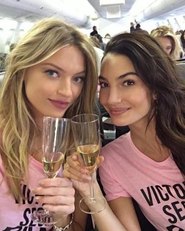画像: 普段から仲の良いマーサ・ハントとリリーがシャンパン片手に乾杯。 @Martha Hunt