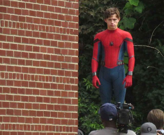 画像: スパイダーマンだという事を信じてもらえず