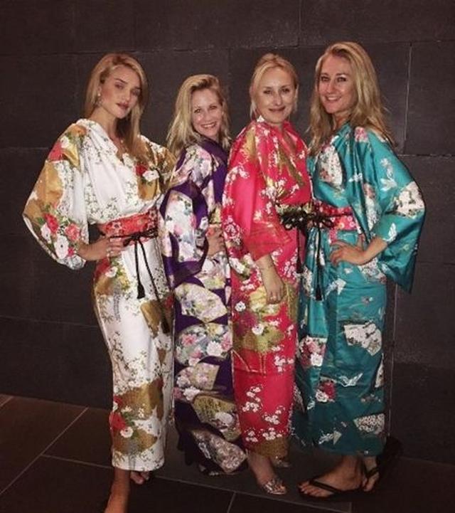 画像: 東京最後の夜は、今回Uggのイベントのために一緒に世界を周っているスタッフたちと、着物を着て写真撮影。