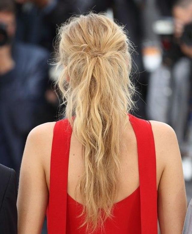 画像: ヘアスタイルはドライな質感の極ゆるウェーブを無造作にまとめたラフなポニーテール。