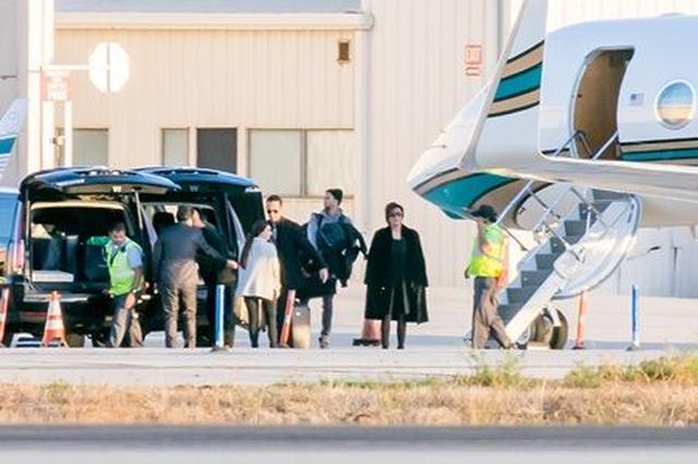画像: 入院中には、カニエの妻キム・カーダシアンの母親であるクリス・ジェナーも、プライベートジェットで病院へ見舞いに訪れていた。