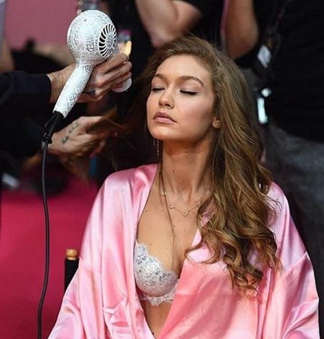 画像: リラックスしているジジの髪はみるみるうちに美しいカールがつくられていく。 @Victoria's Secret