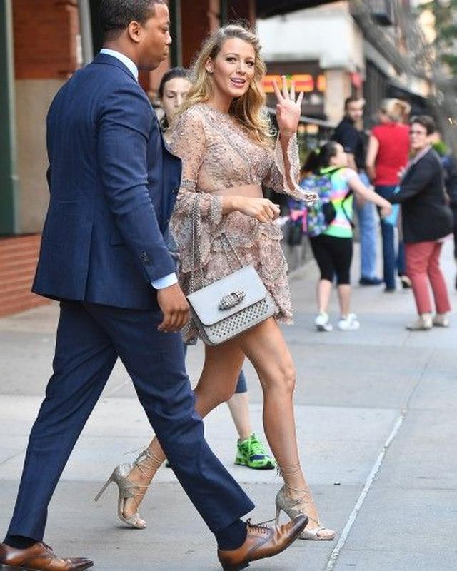 画像1: 女優ブレイク・ライヴリーが映画PRで1日3着! 妊娠ぽっこりお腹も披露