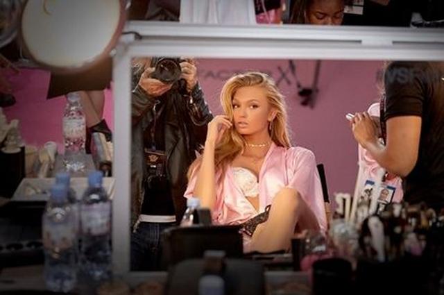 画像: ロミーはメイクが完成した姿を鏡でチェック。 @Victoria's Secret