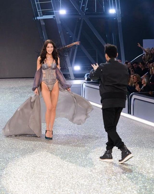画像: ベラが登場するとザ・ウィークエンドは迷わず彼女のもとへ。