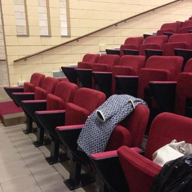 画像: 映画館でも。