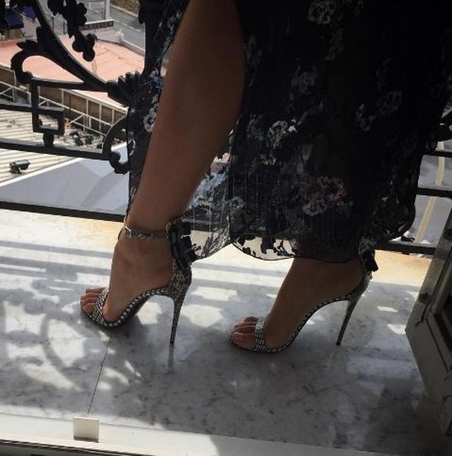 画像: シューズは後ろに3連リボンがついたSalvatore Ferragamoのピンヒールサンダル。