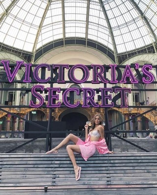 画像: ジョセフィン・スクライヴァーは、Victoria’s Secretと描かれた大きなネオンの下でポーズ。 @Josephine Skriver