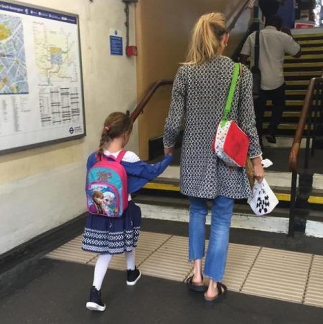 画像: 地下鉄の駅でも。