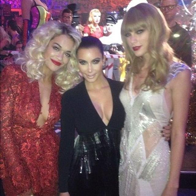 画像: 英シンガーのリタ・オラ(左)とのスリーショット。 ©Kim Kardashian