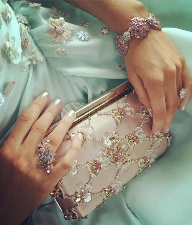 画像: アクセやクラッチバッグもパステルカラーで。ビジューが美しいバッグはOscar De La Renta。