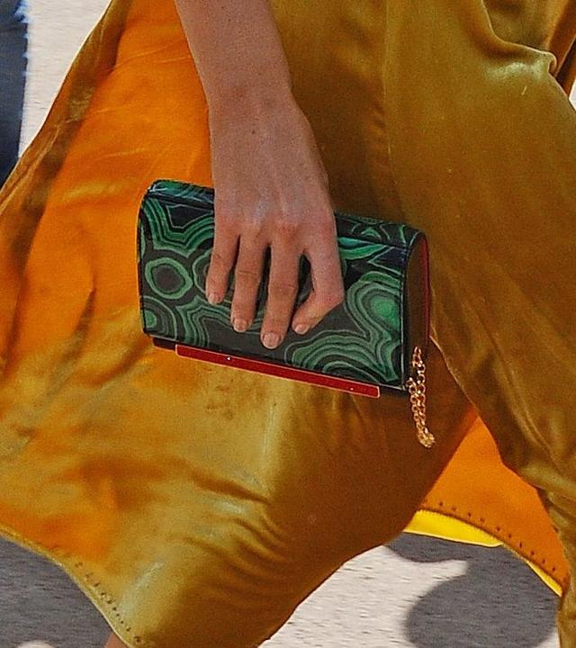 画像: 宝石のメノウのようなプリントのChristian Louboutinのクラッチバッグをアクセントに。
