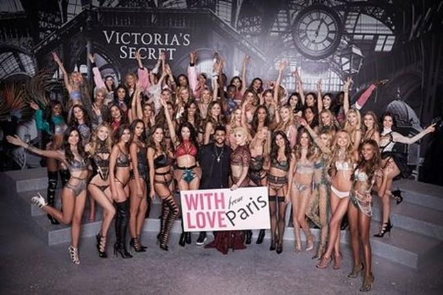 画像: ヴィクシーがSNSに投稿した集合写真。 @Victoria's Secret
