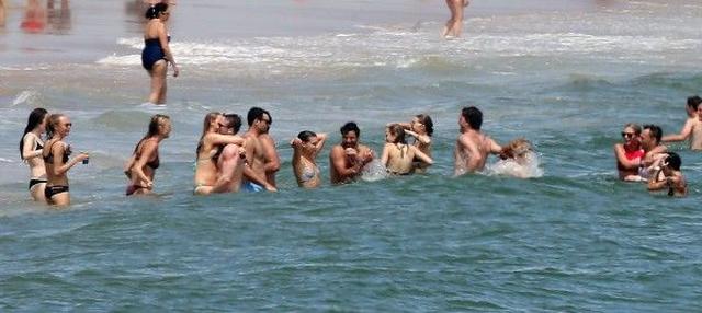 画像: 別荘前の海に繰り出したテイラー軍団。