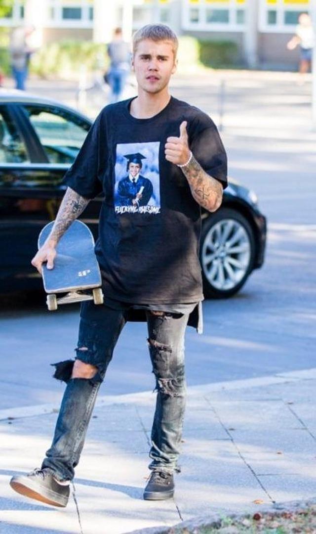画像: ファニープリントのTシャツを黒でまとめて小粋に