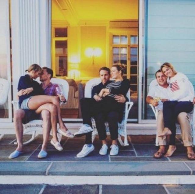 画像: 左端は当時まだ交際中だったテイラーと俳優のトム・ヒドルストン。右端はテイラーの親友カップル。