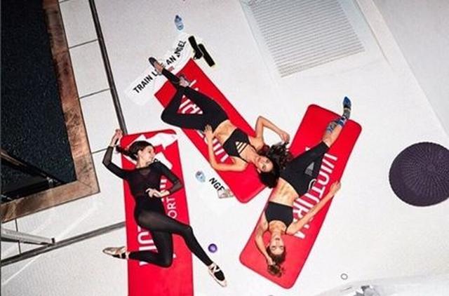 画像: 2人はトレーナーとともにバレービューティフルに挑戦。 @Lily Aldridge