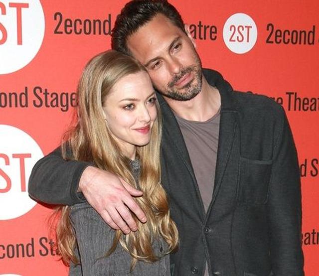 画像: 9月に婚約した、アマンダ・サイフリッドとトーマス・サドスキー。