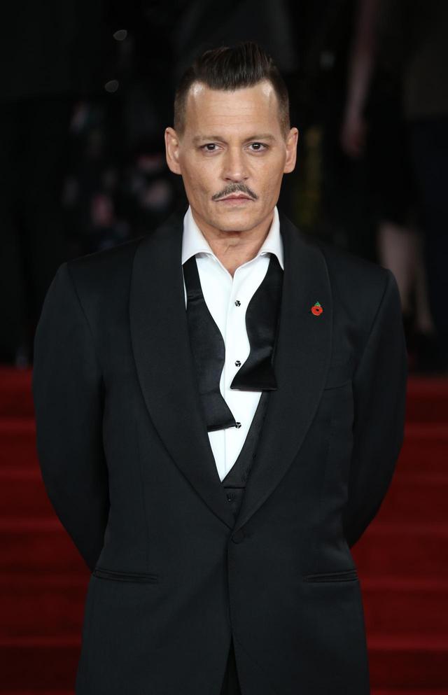 画像2: ジョニー・デップ、話題作のプレミアでボディーガードが肩モミモミ?