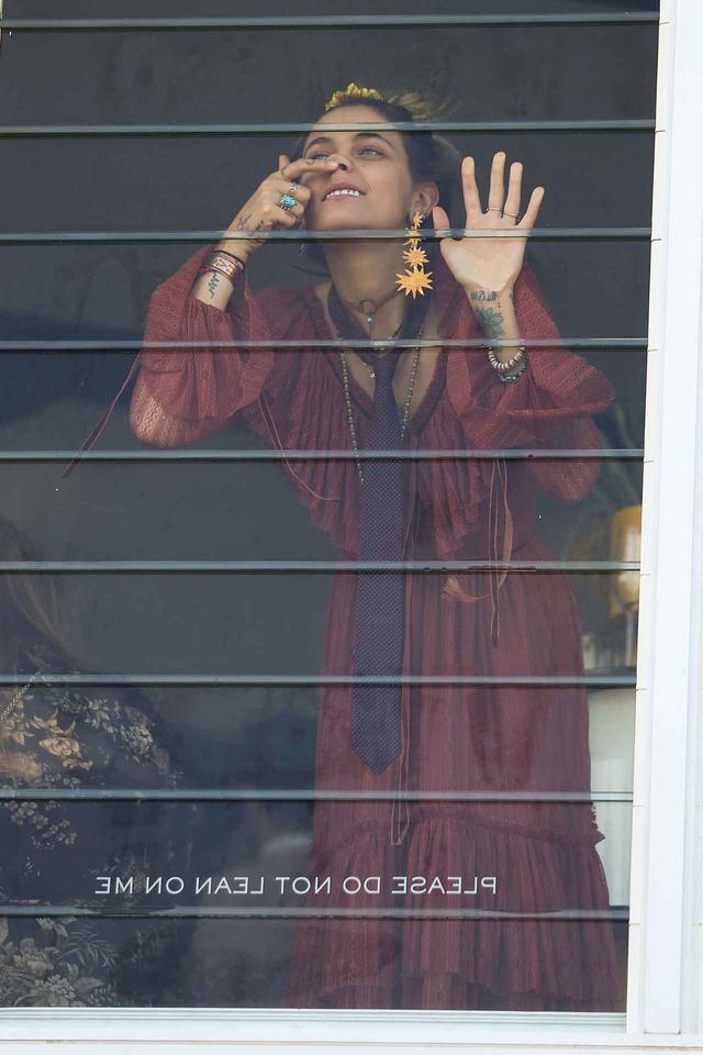 画像4: マイケル・ジャクソンの美人娘パリス、国民的イベントで渾身の変顔