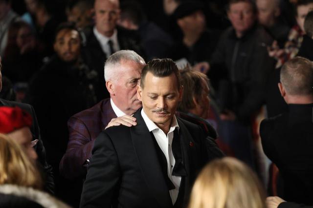 画像5: ジョニー・デップ、話題作のプレミアでボディーガードが肩モミモミ?