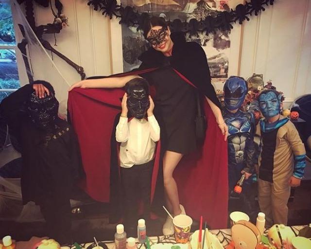画像: ハロウィンもフリン君と、フリン君の友人たちを集めてパーティを行っていた。 ©Instagam/mirandakerr